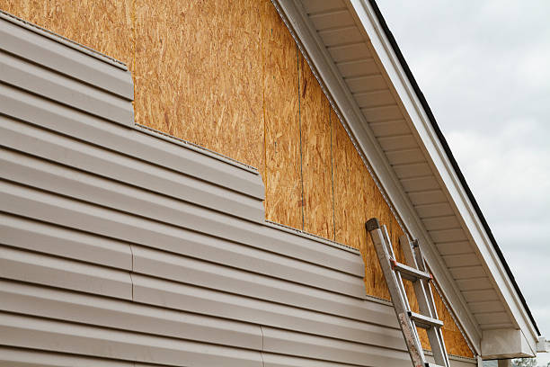 Professional Siding Installation technician working in Bradley, IL